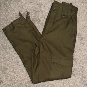 Banana Republic Women’s Olive Cargo Pants